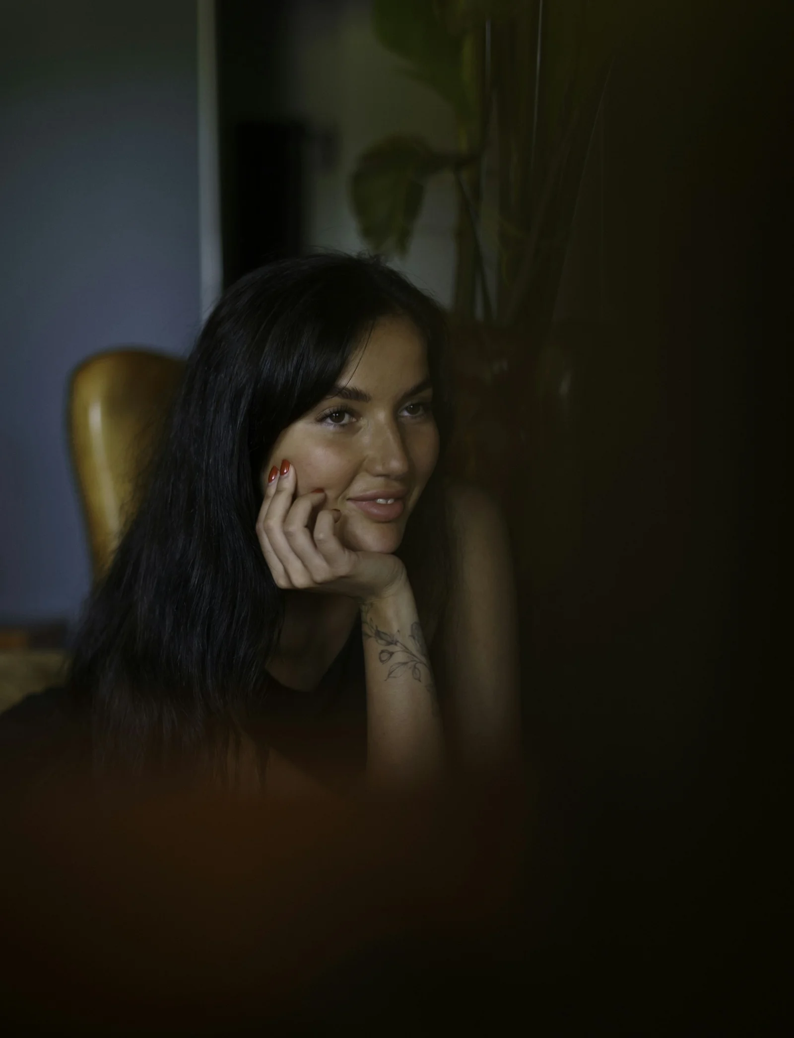 一名坐在椅子上用手机通话的女子