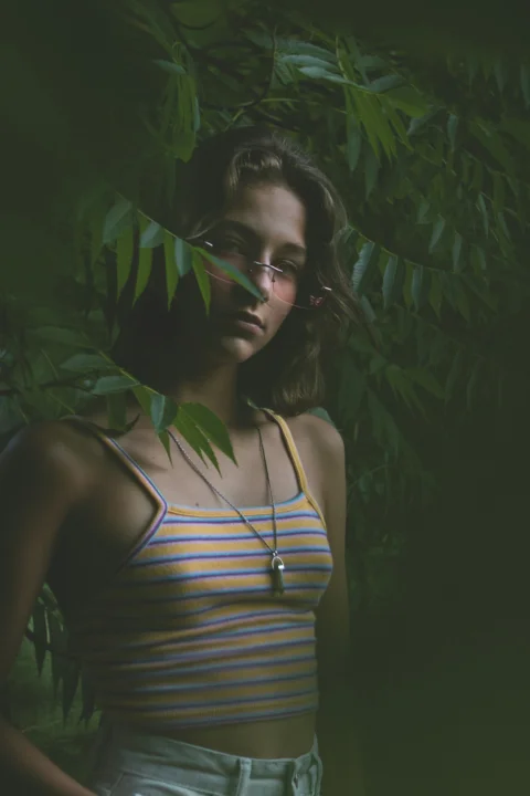 一位戴眼鏡、穿條紋襯衫的女子