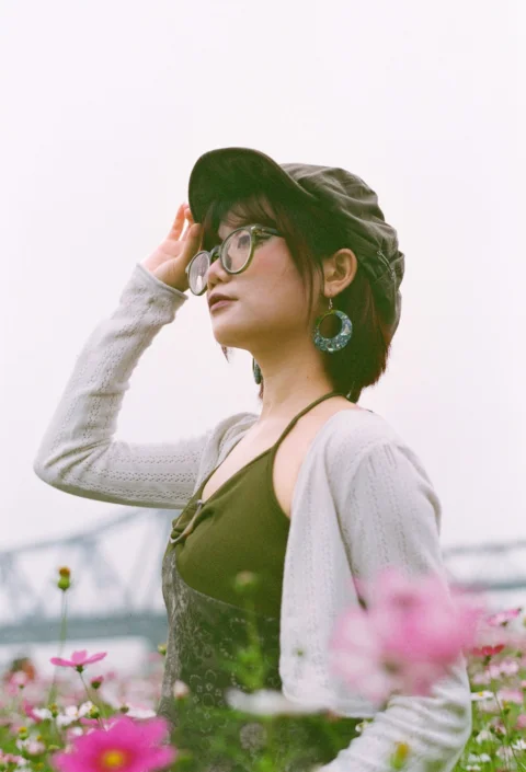 花畑で見上げる女性