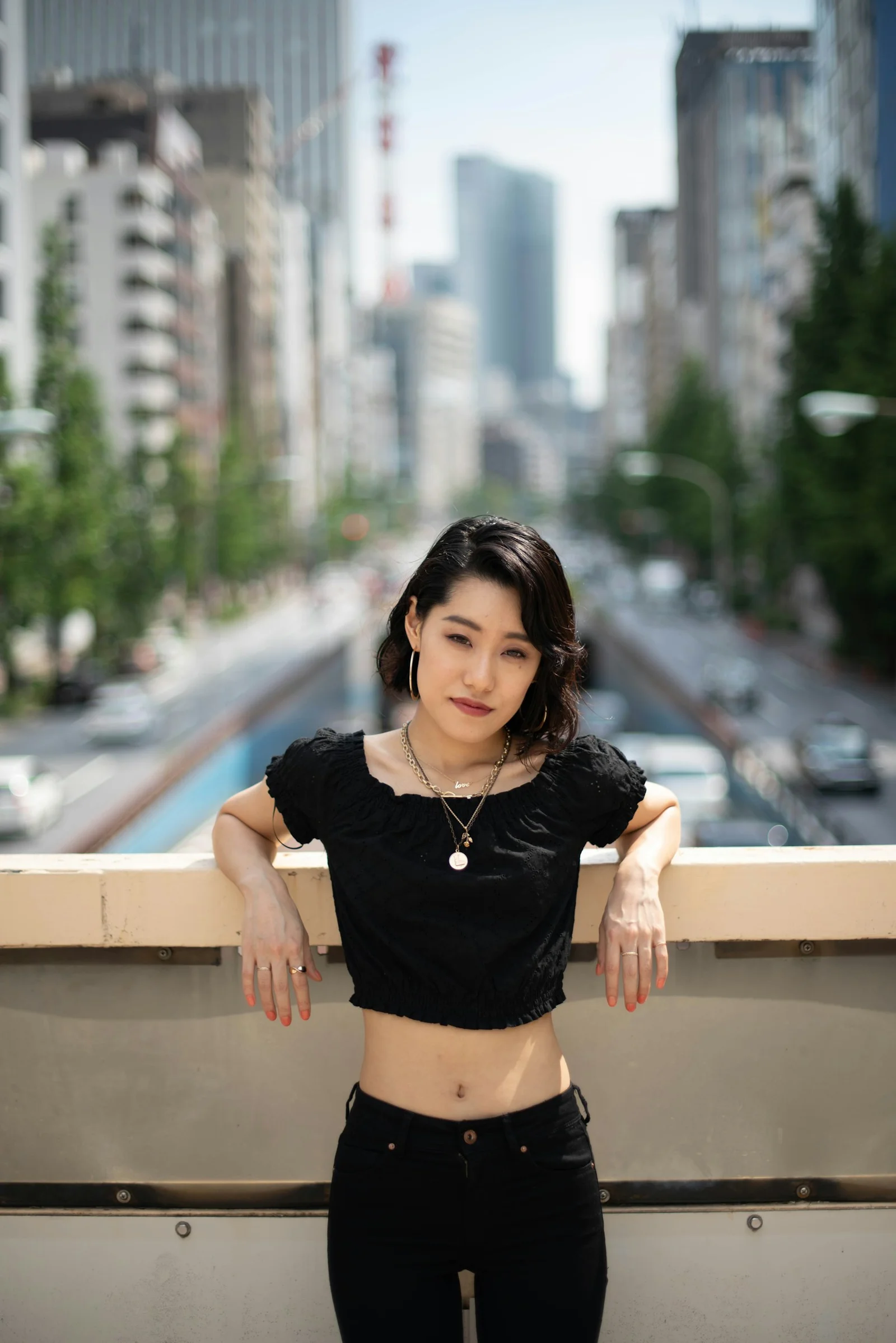 一名女子站在高樓旁的陽台上