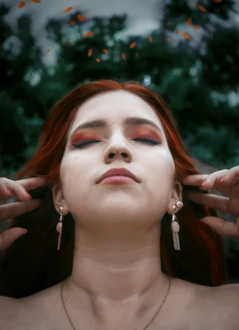 穿黑色襯衫戴銀色項鍊的女人