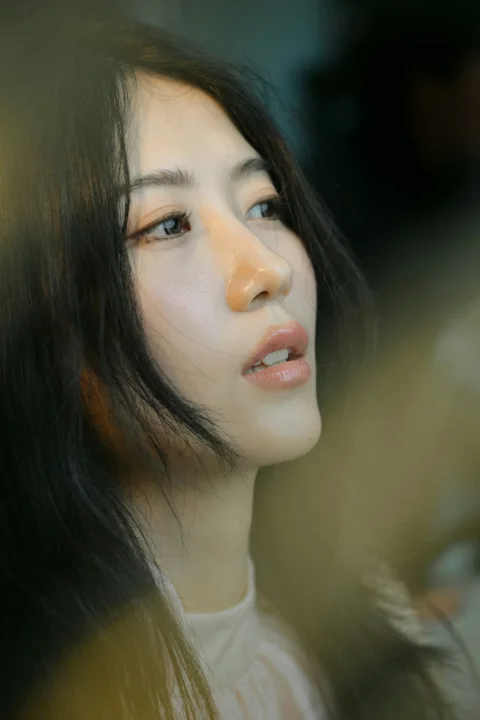 留着深色长发的美丽年轻女子抬头仰望