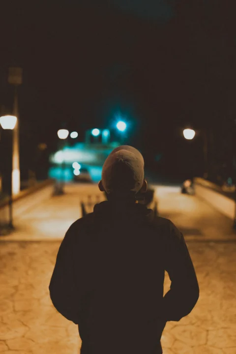 一个人凝望着黑暗的夜