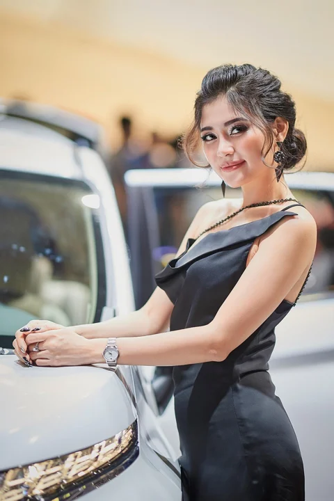 女性、街、車、ポートレート