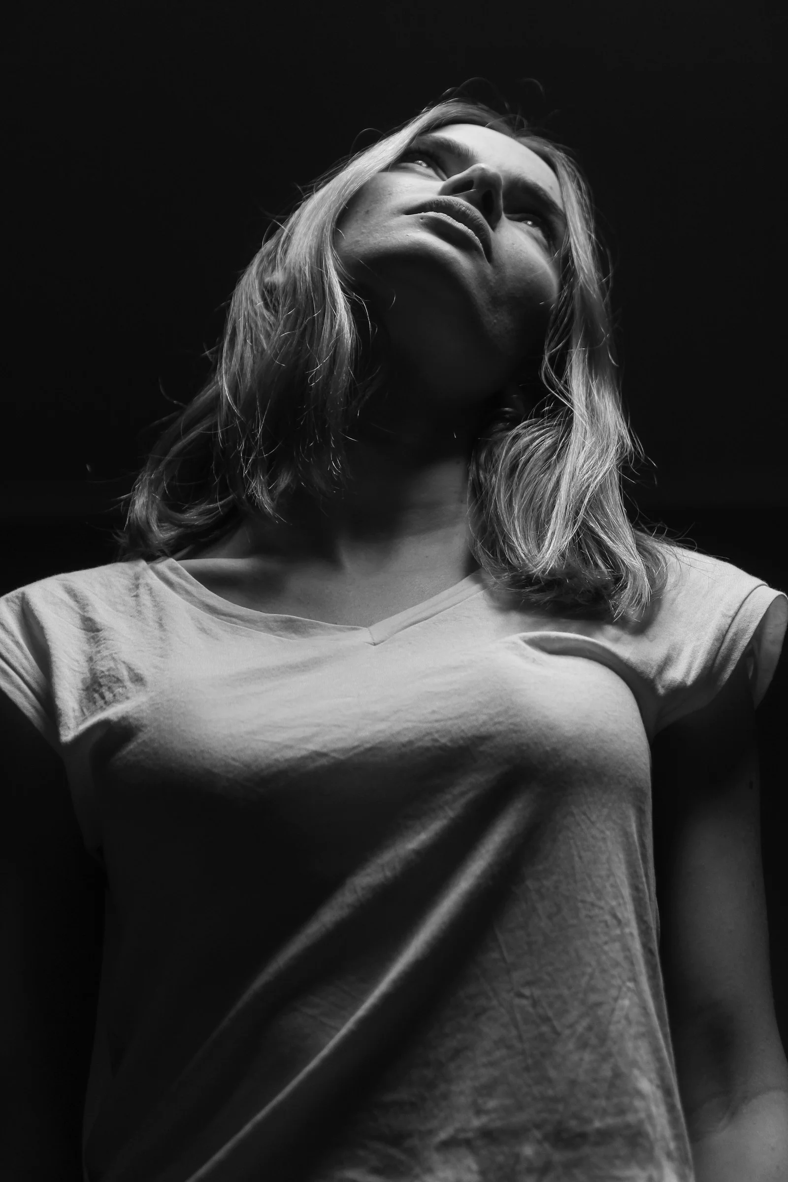 穿襯衫女子的灰階照片