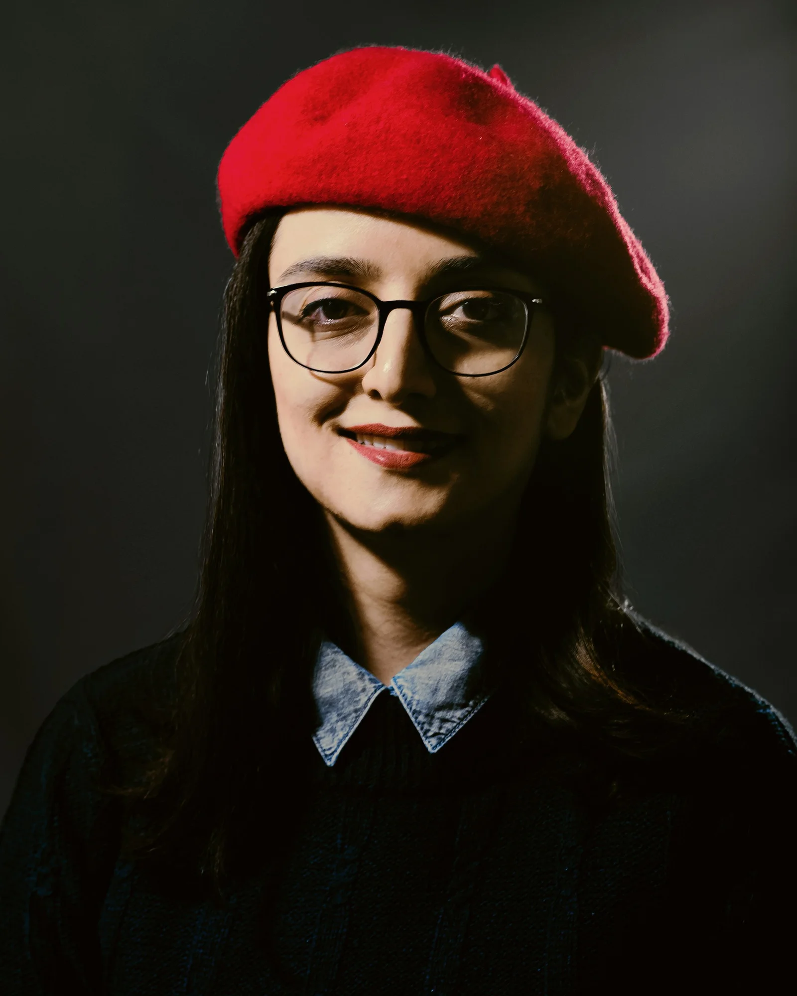 一位戴眼镜和红色帽子的女子