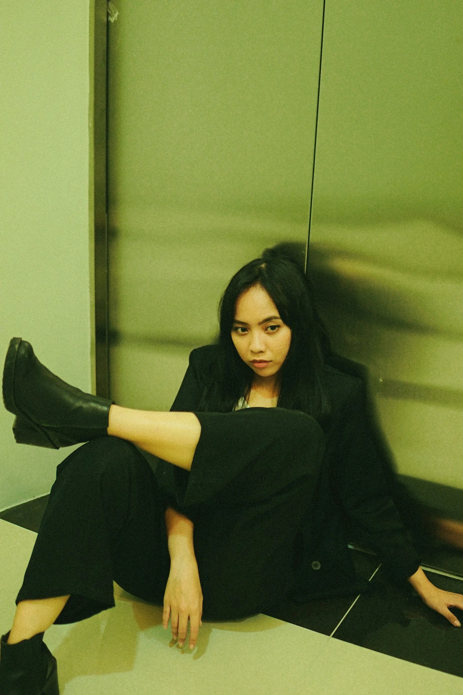身穿黑色长袖连衣裙的女子坐在椅子上
