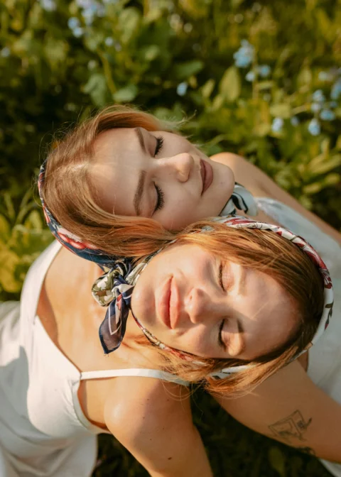 两名女子躺在草地上
