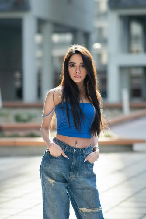 おしゃれな青い服を着て屋外でポーズをとる女性