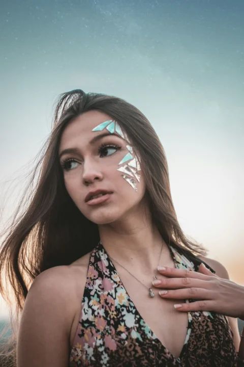 一位脸上画着白色油彩的女性