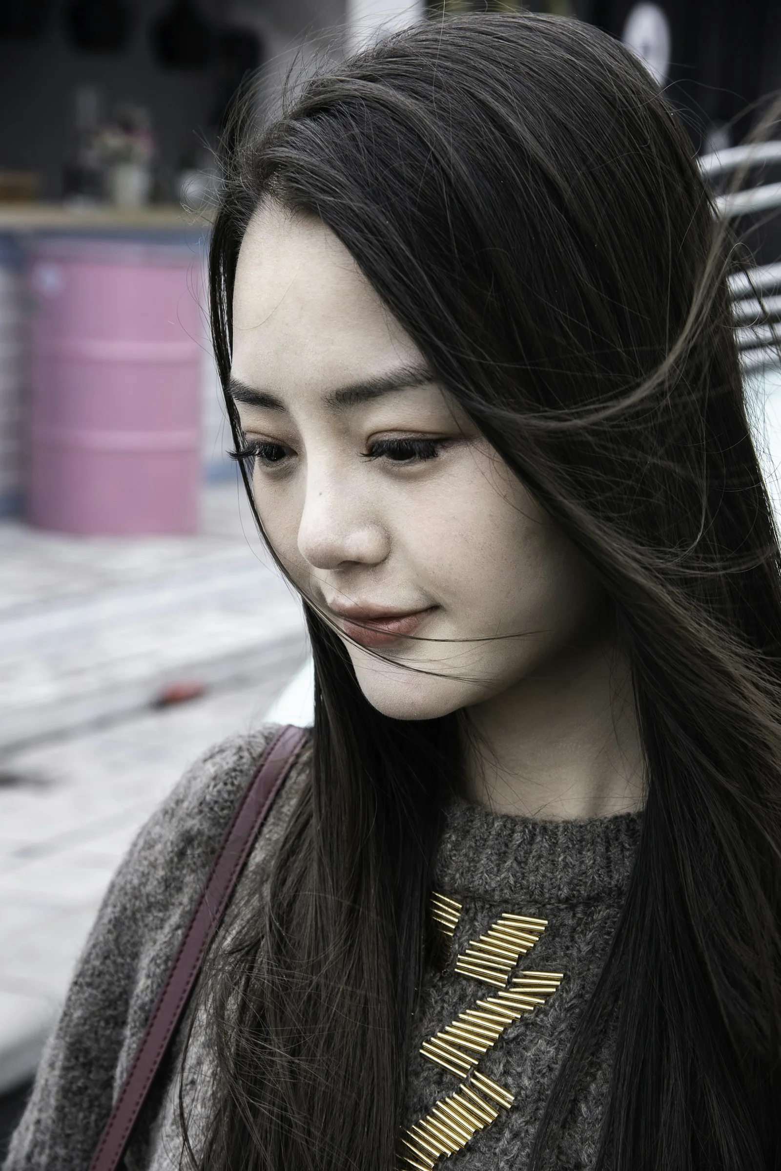 穿灰色针织毛衣微笑的女人