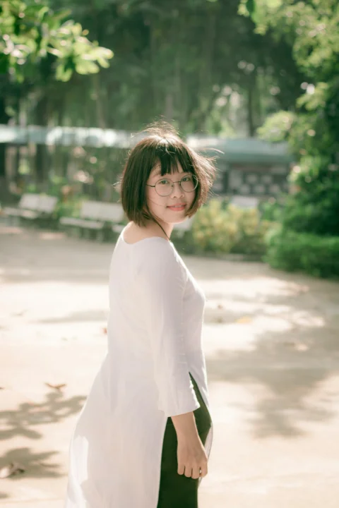 白いトップスを着た女性