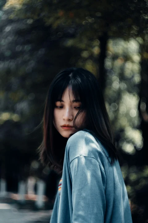 穿藍色長袖襯衫的女人
