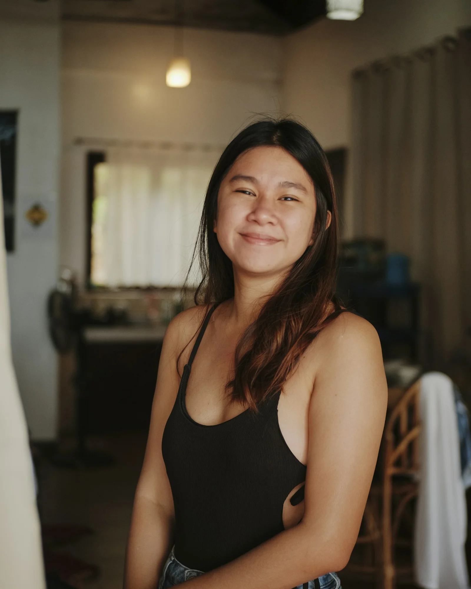 一位穿黑色背心的女性站在房间里