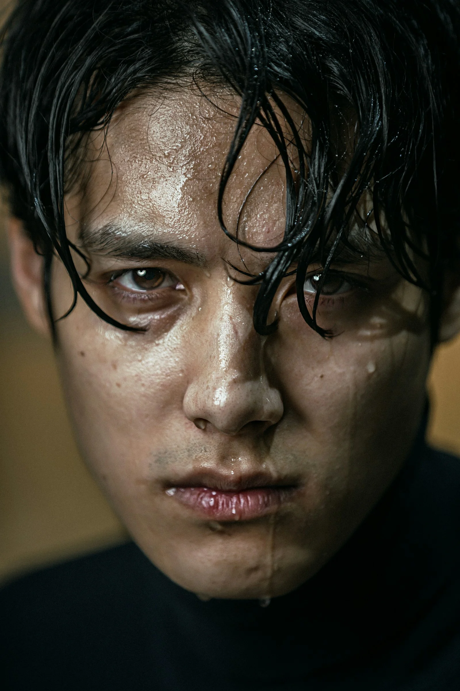 젖은 머리카락을 한 사람의 클로즈업