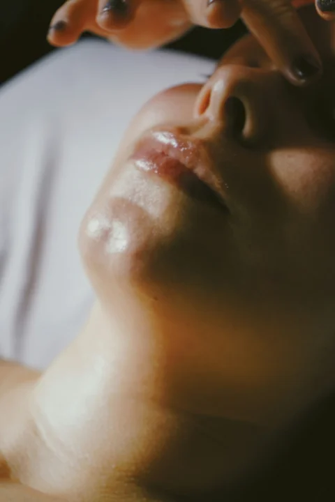 一位正在做面部按摩的女人