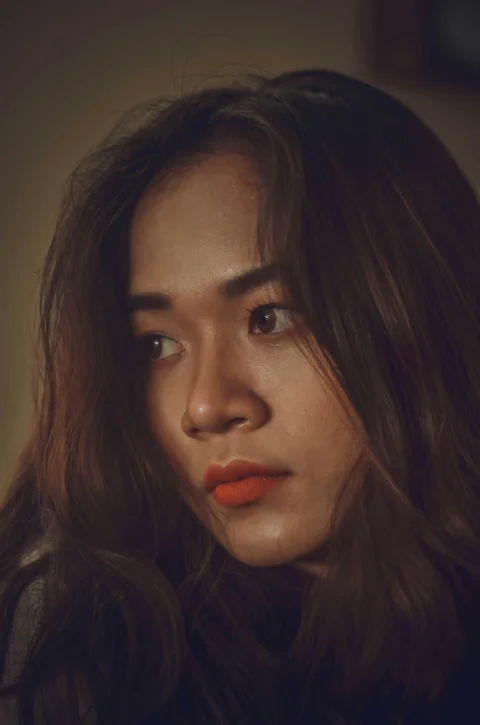 留着棕色头发的女子