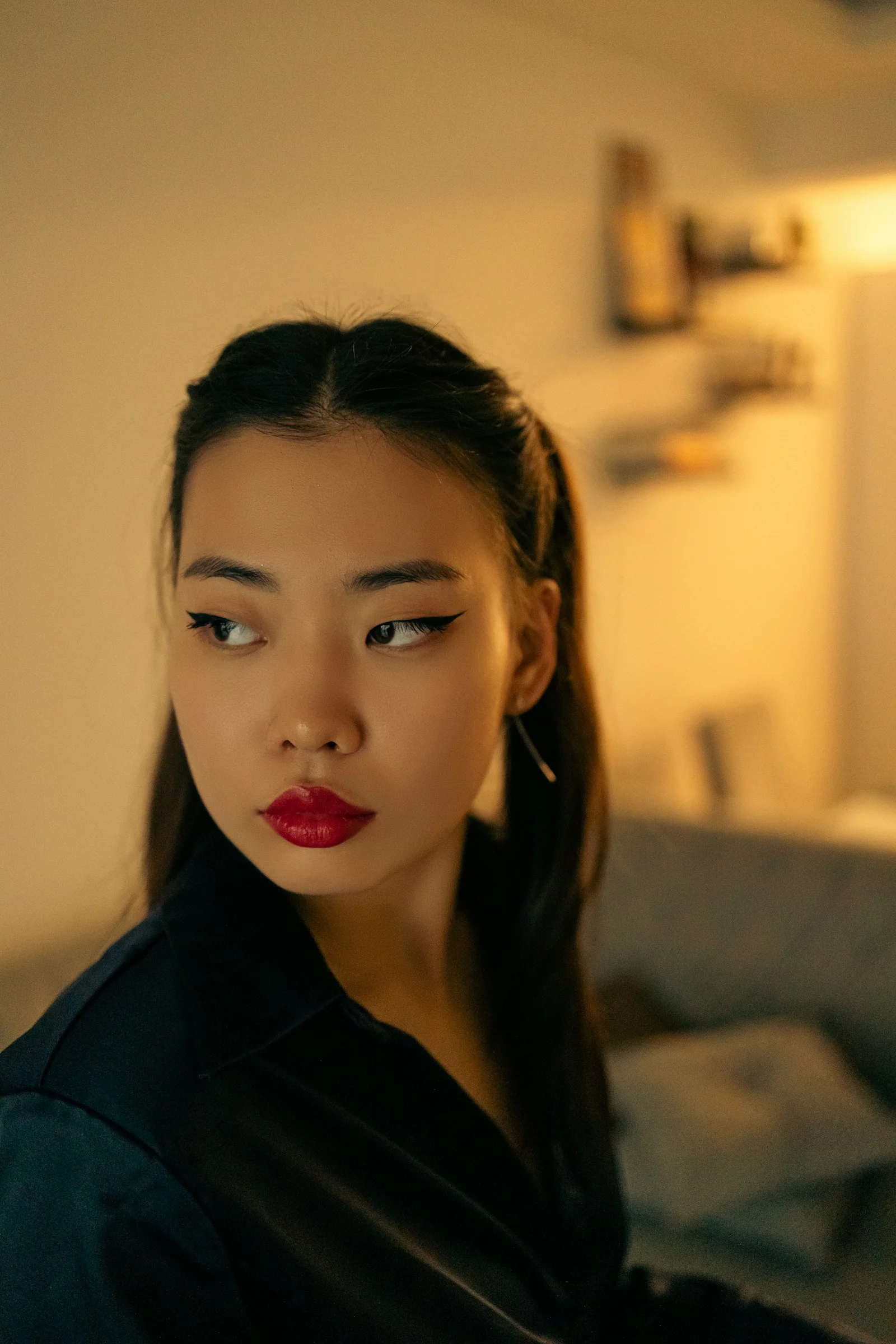一位穿黑色衬衫、涂红色口红的女人