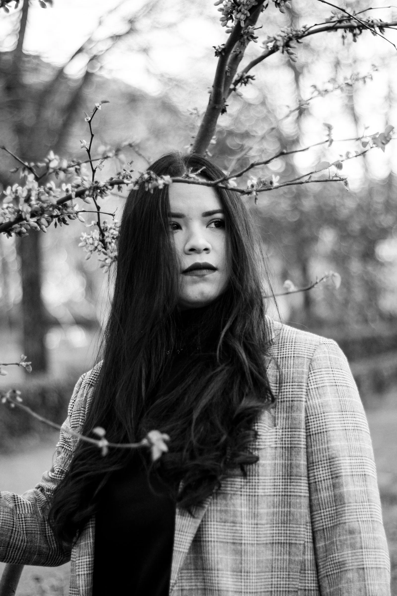 站在樹下的女子