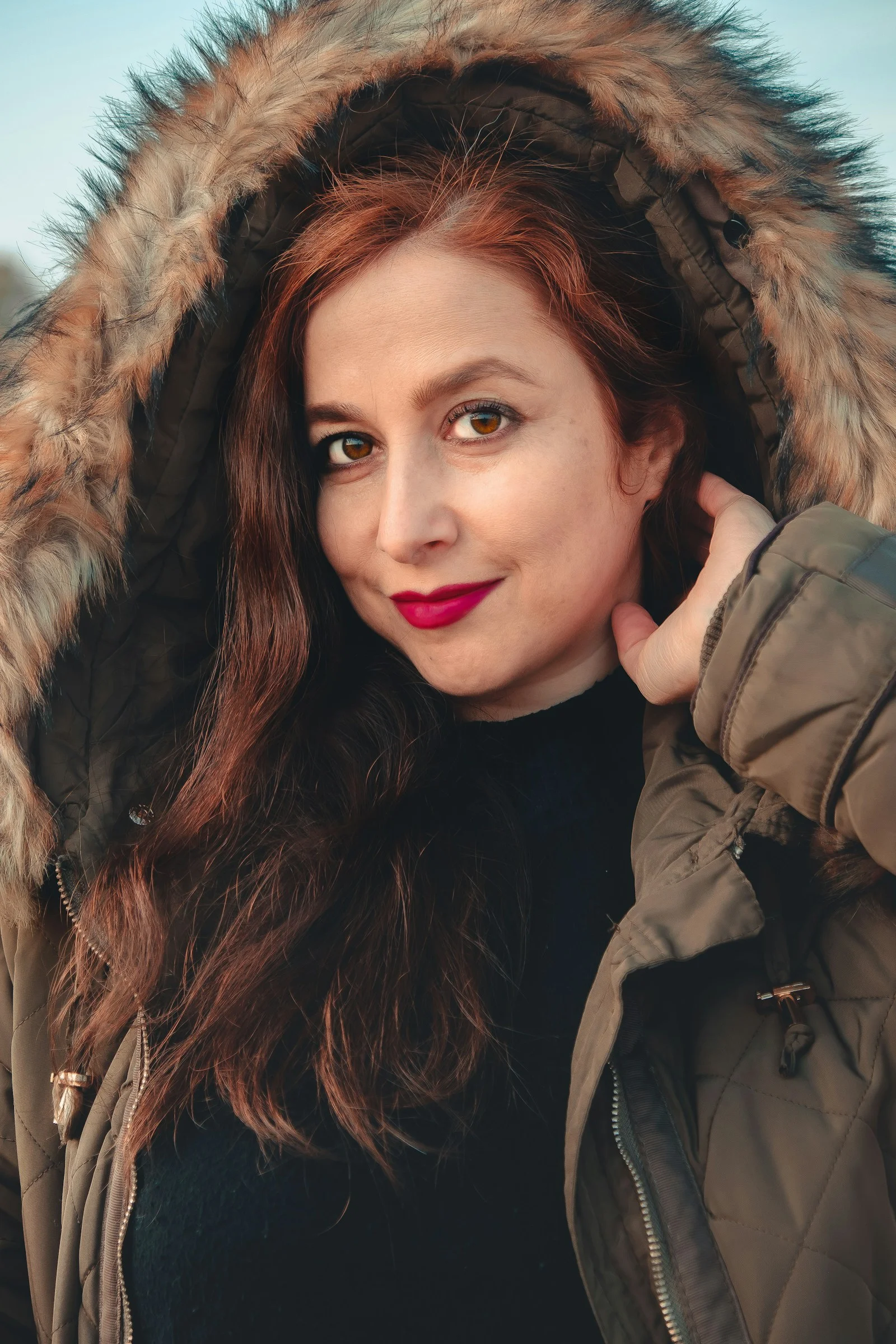パーカーを着た女性が写真のためにポーズをとっている