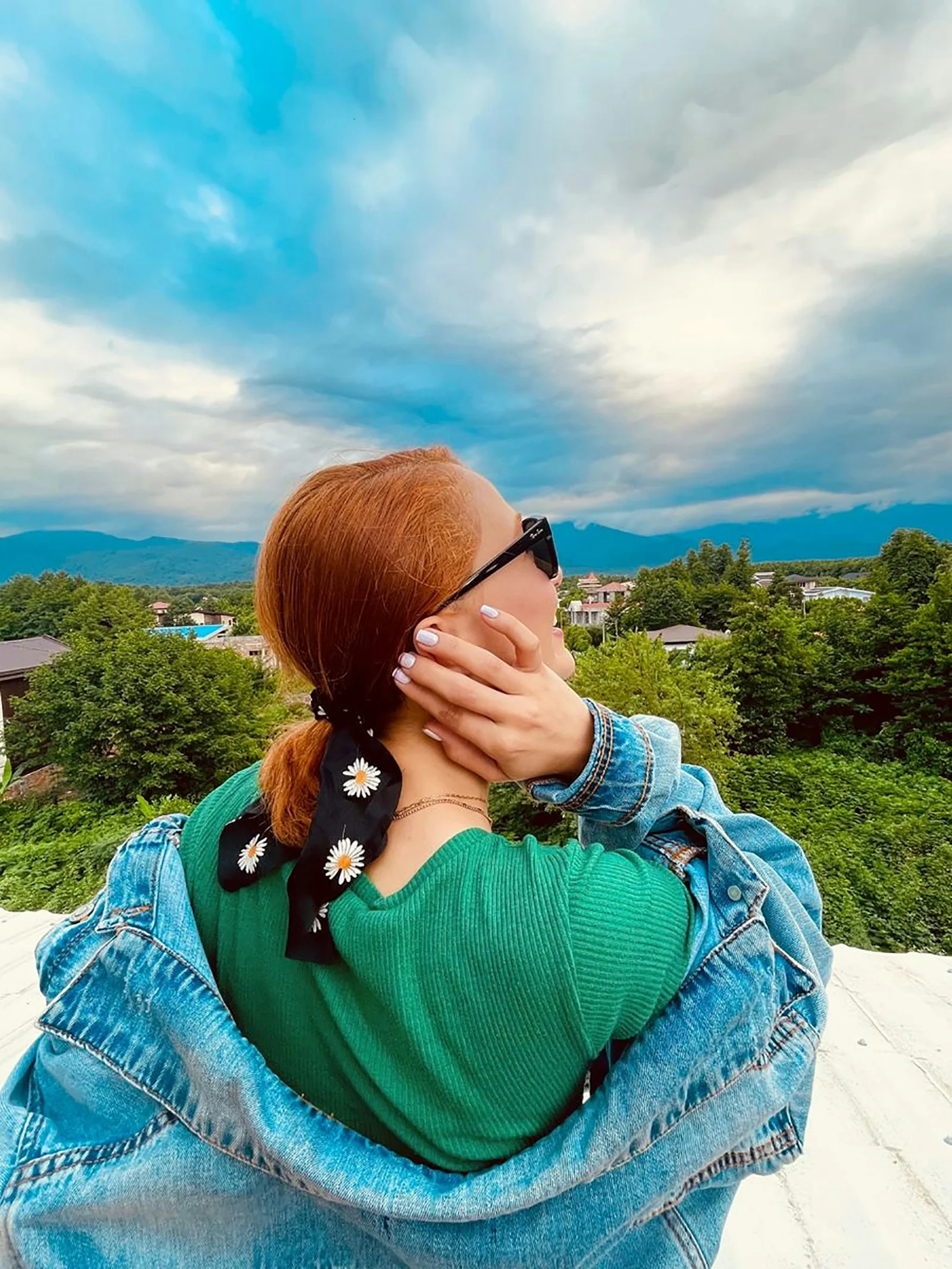 坐在木屋頂上的女人