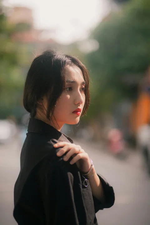 穿着黑色长袖衬衫的女人