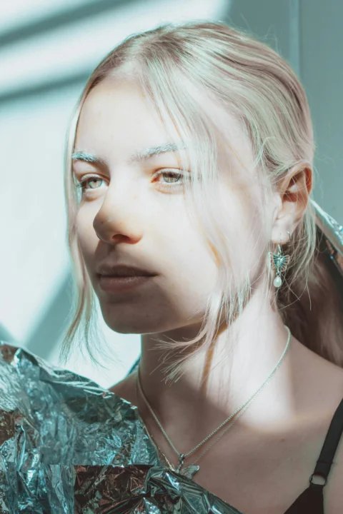 a close up of a woman