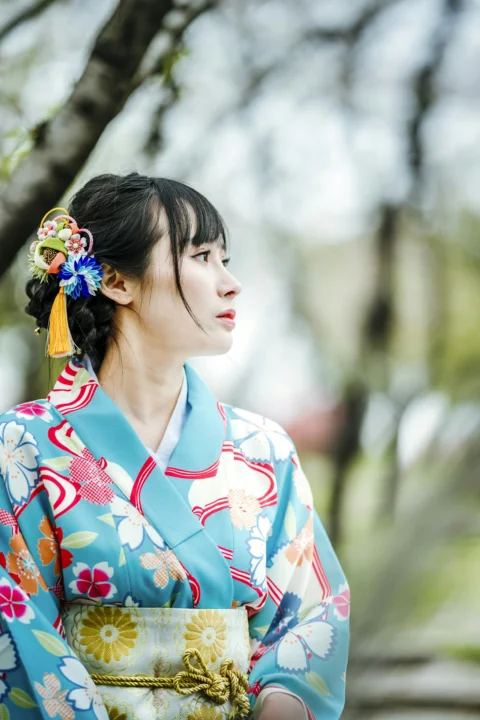 身穿白红蓝花纹和服的女人