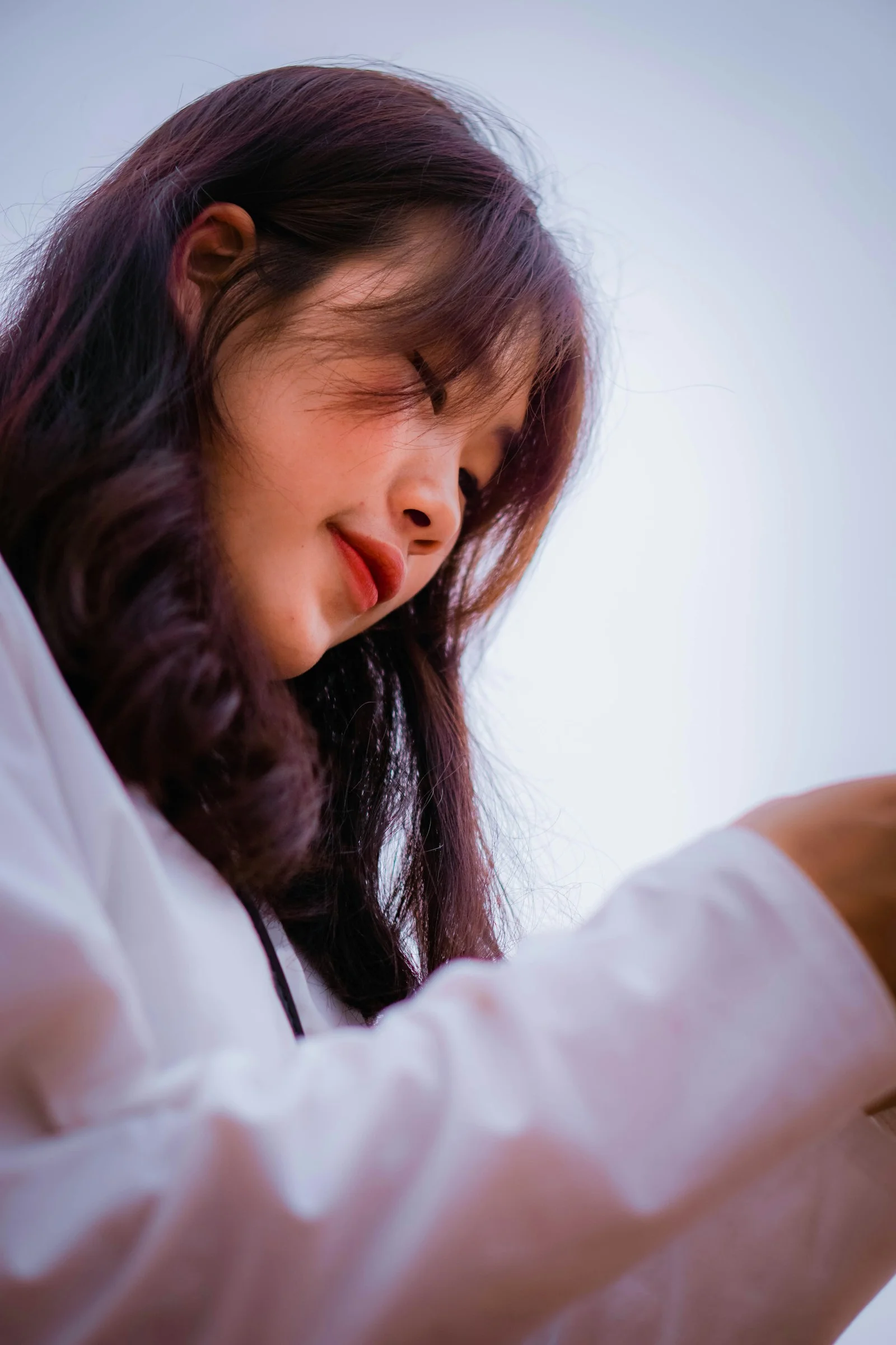 一名女子將手機舉到耳邊