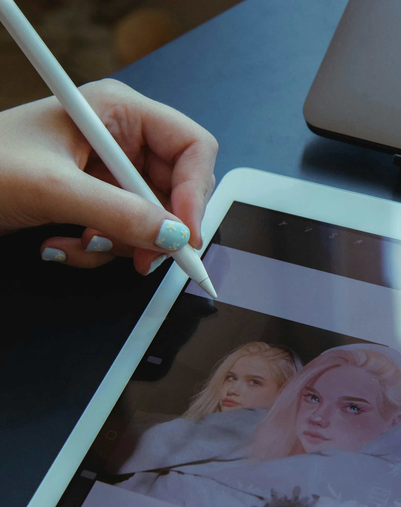흰색 iPad 옆 침대에 누워 있는 여성