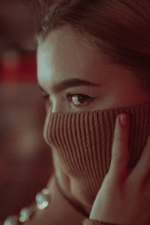 用手遮住臉的女人