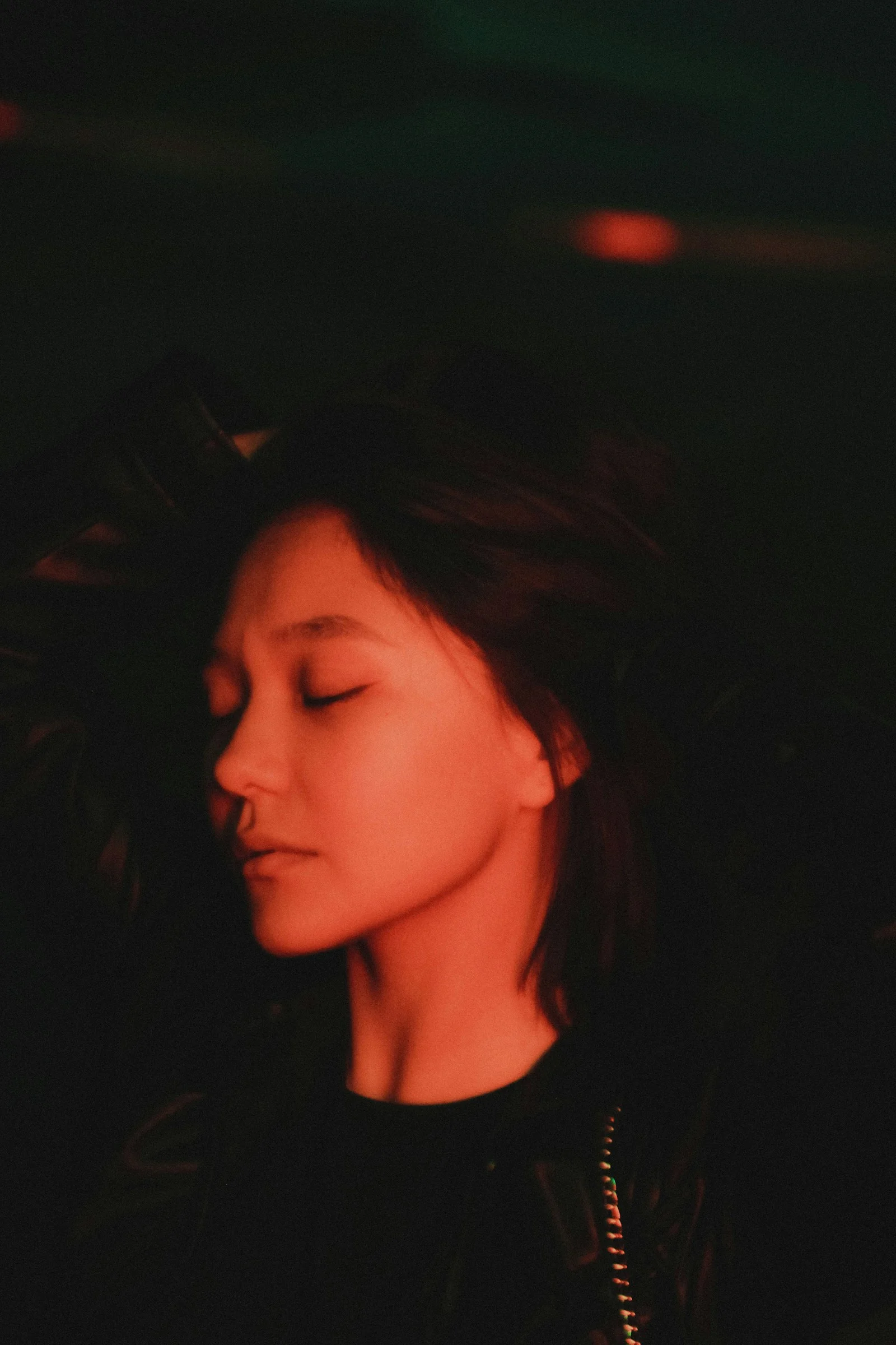 閉上雙眼的女子