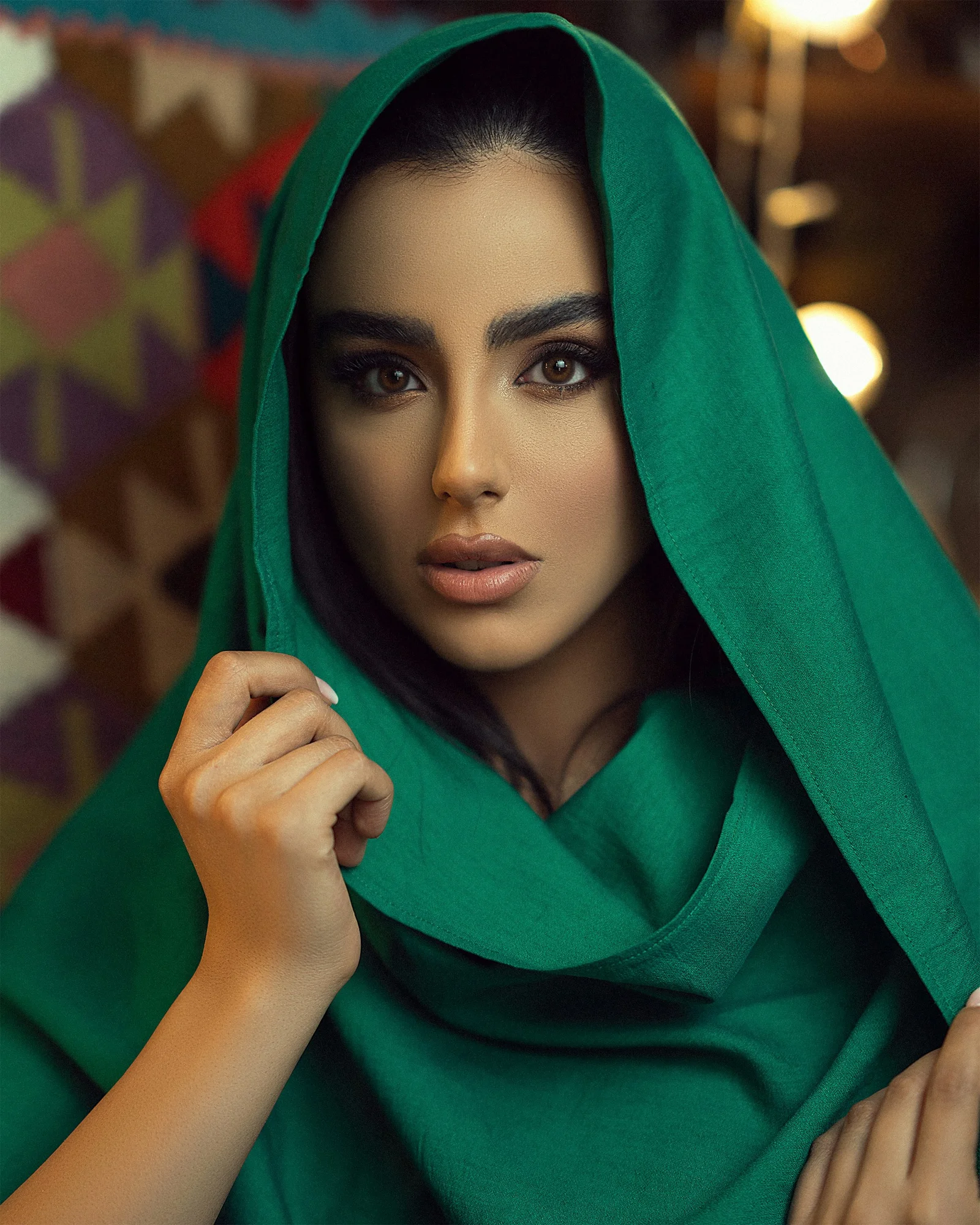 一个戴着头巾的女人