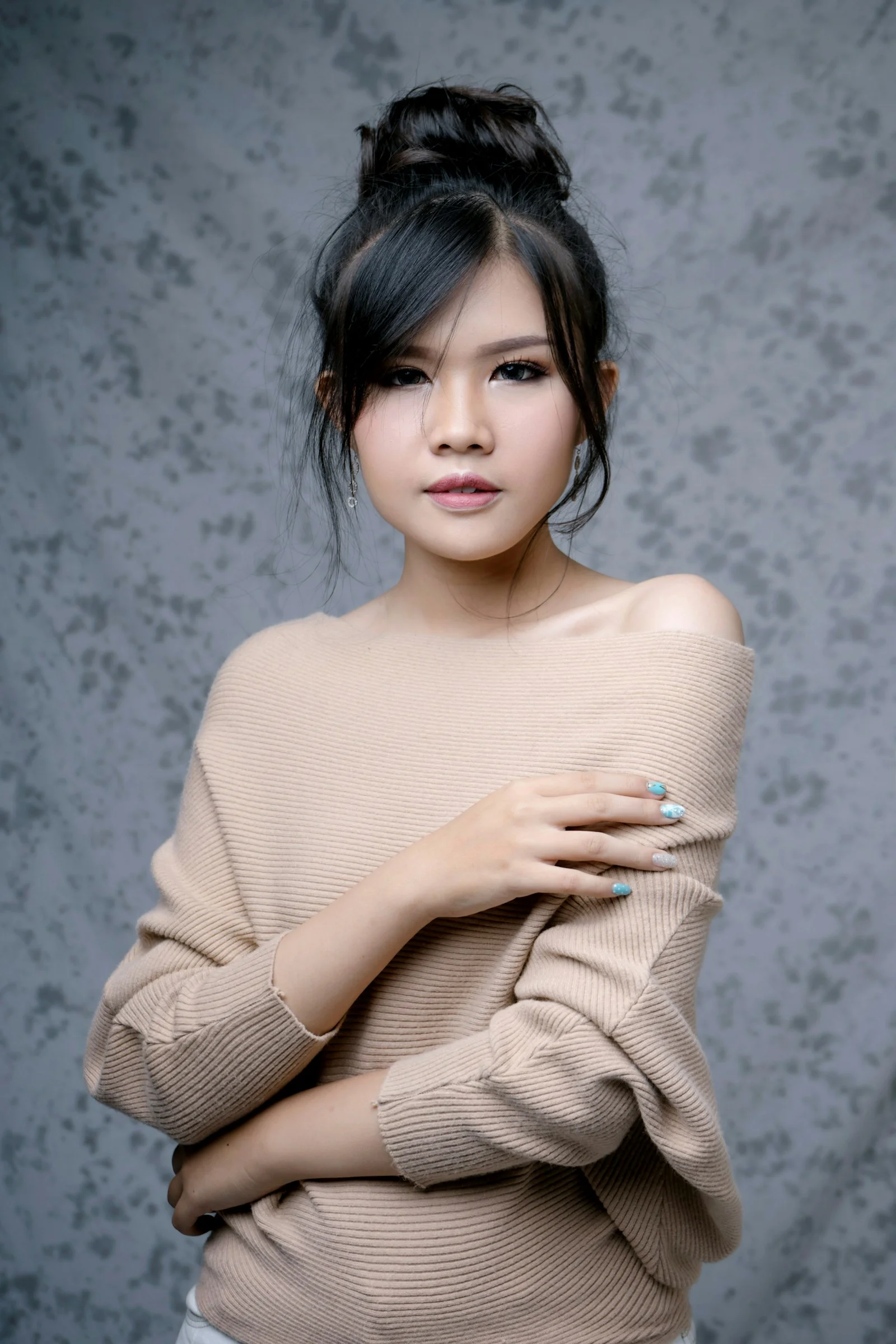 穿米色针织毛衣的女人
