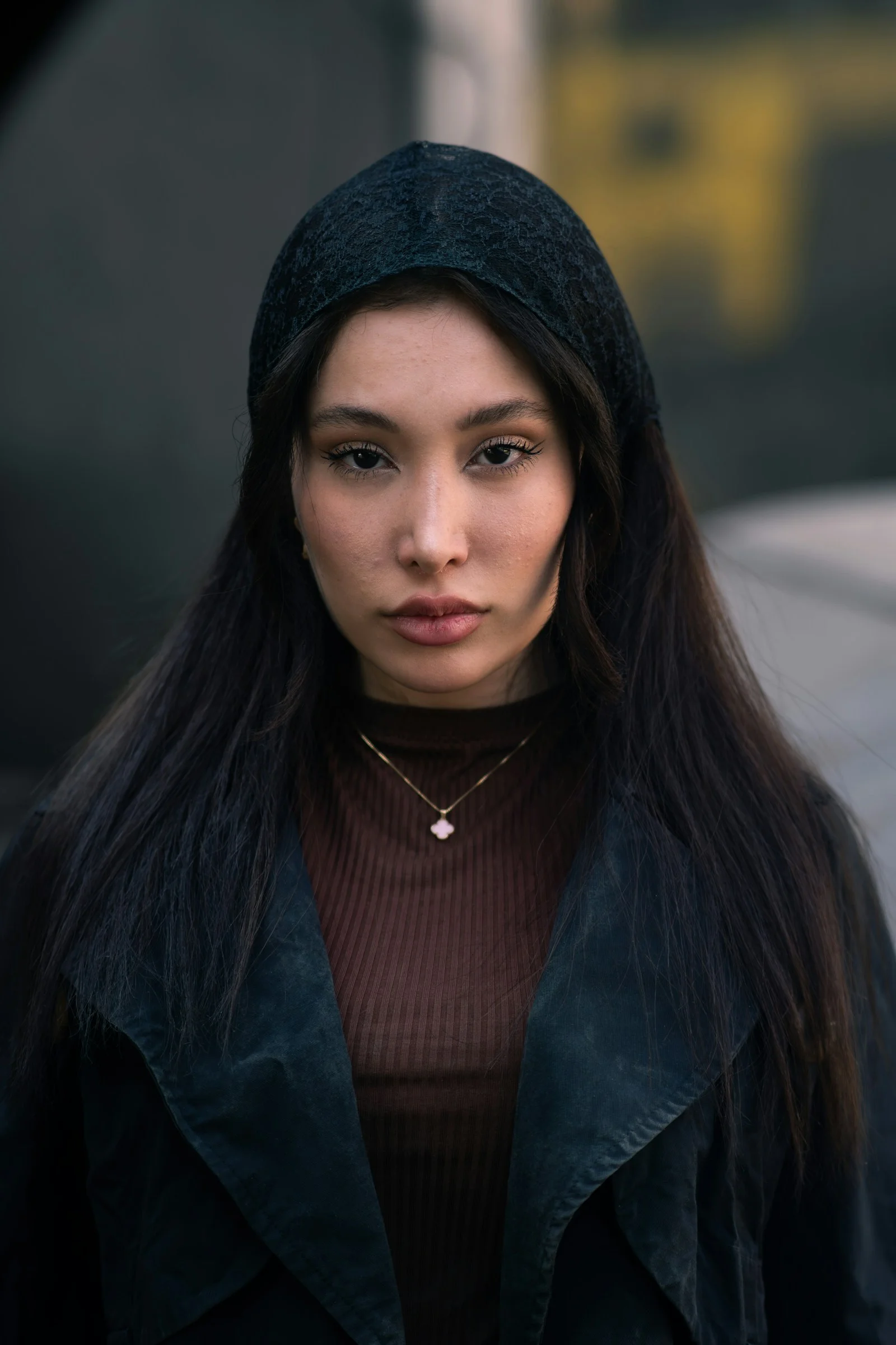 戴頭巾和項鍊的年輕女人