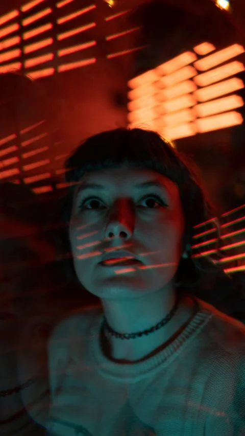 一位站在红灯前的女子