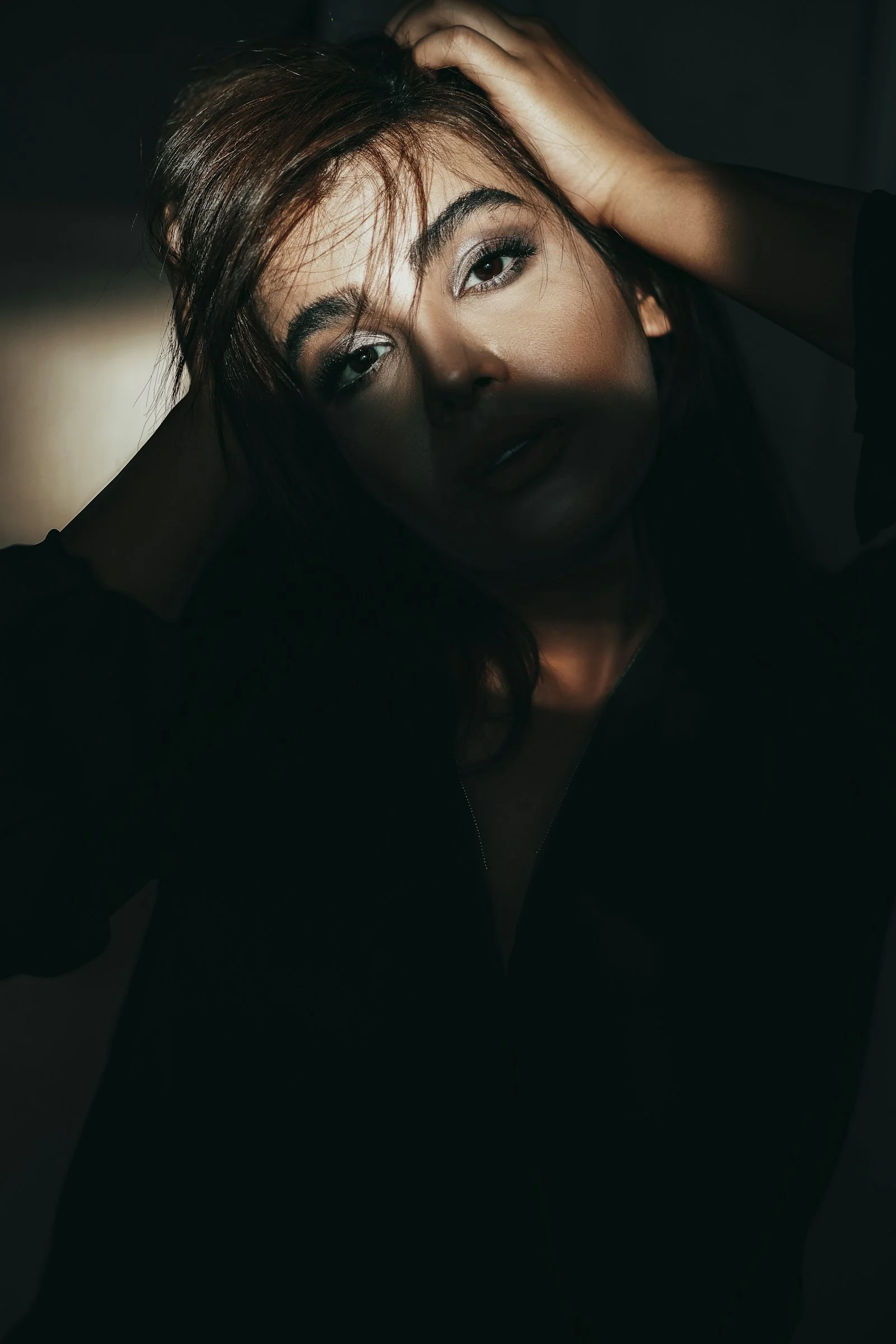 穿著黑色大衣微笑的女子