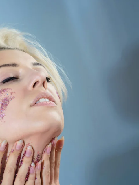 一位双手放在脸上的女性