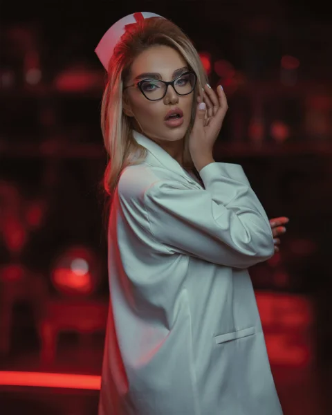 穿白色實驗外套並戴眼鏡的女人