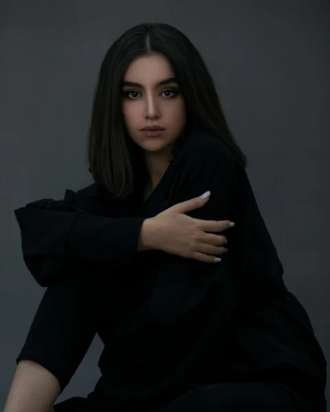 woman in black long sleeve shirt