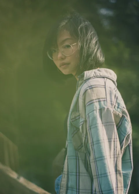 白と青のチェック柄のスポーツシャツを着た女性