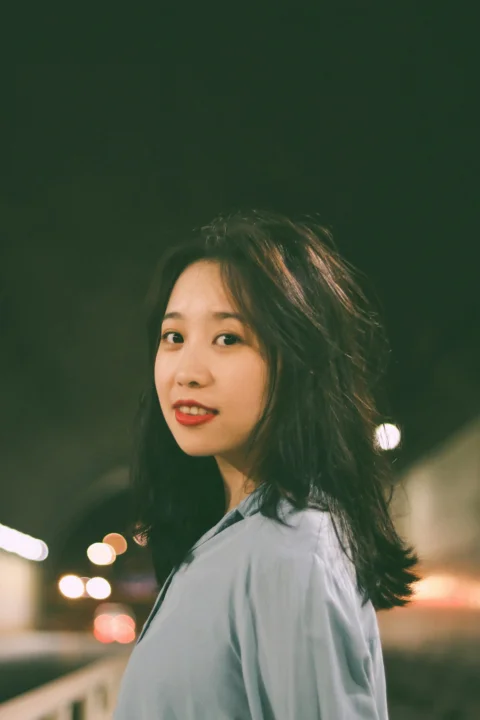 一位女子夜晚站在隧道里