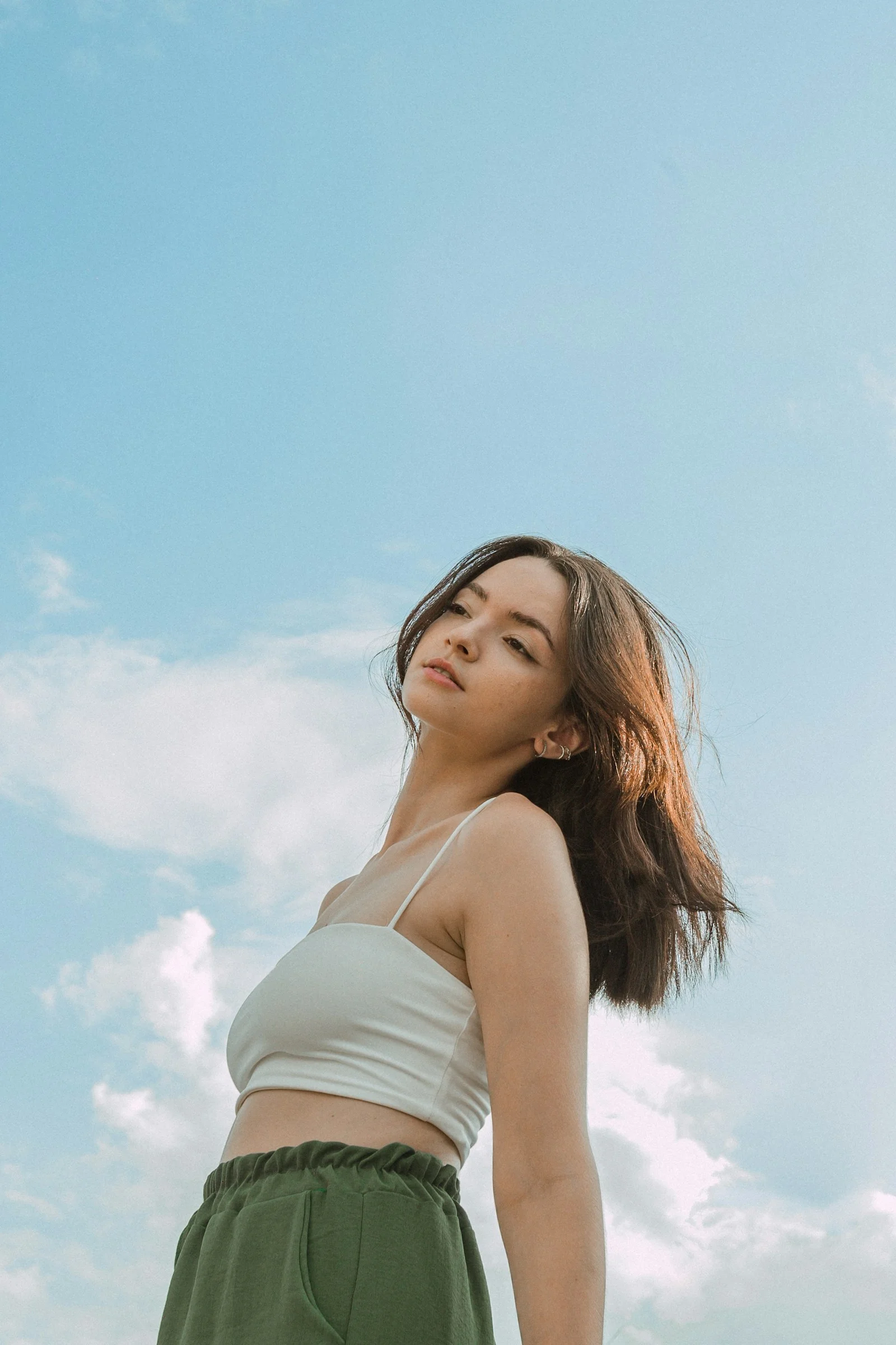 一個站在藍天前的女人