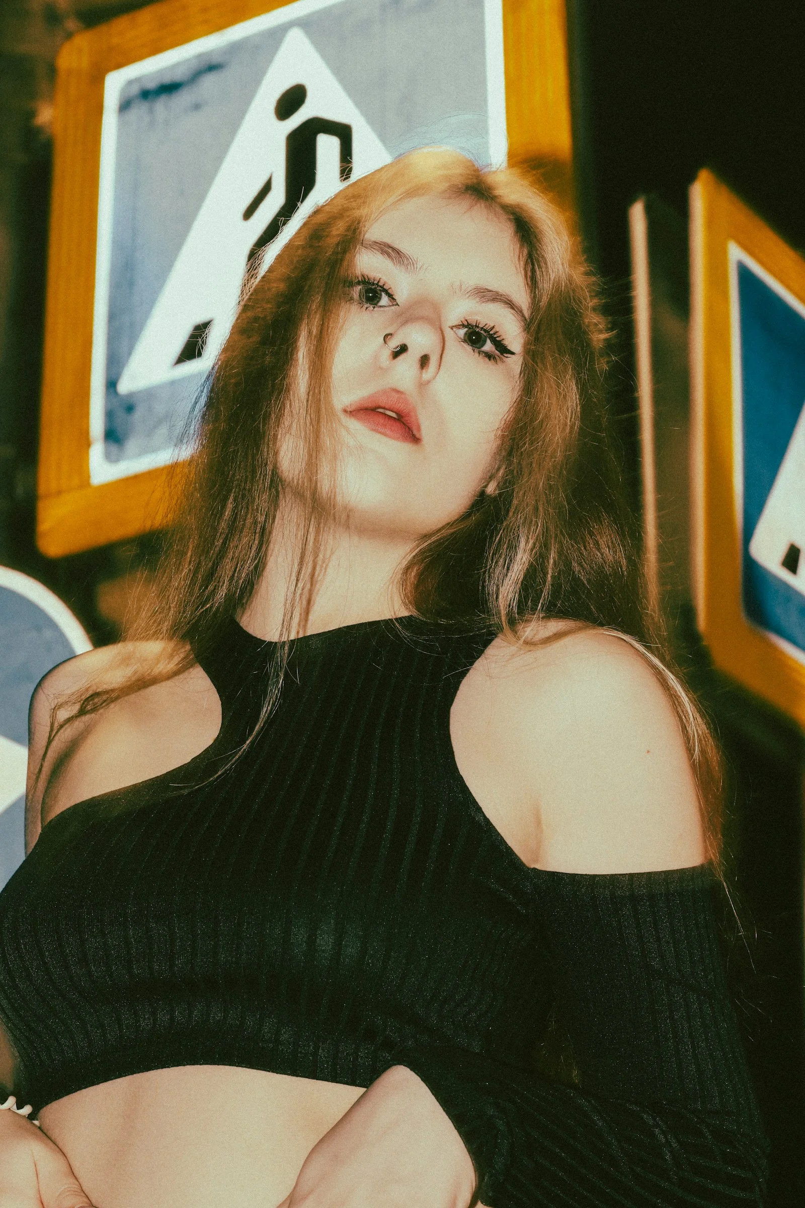 一名穿黑色上衣的女子正在摆姿势拍照