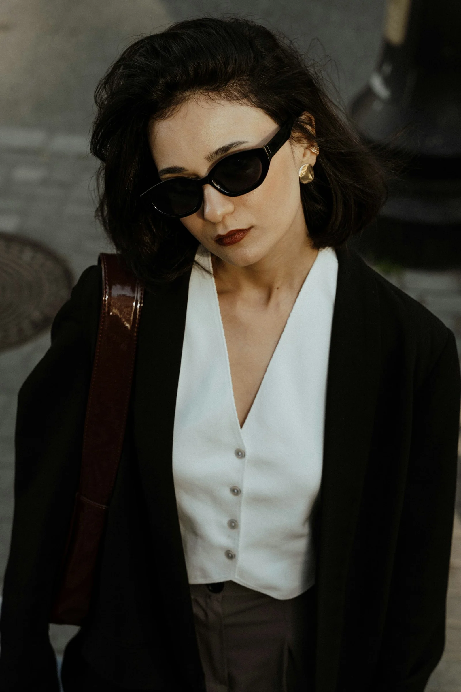 穿白襯衫和黑色外套的女人