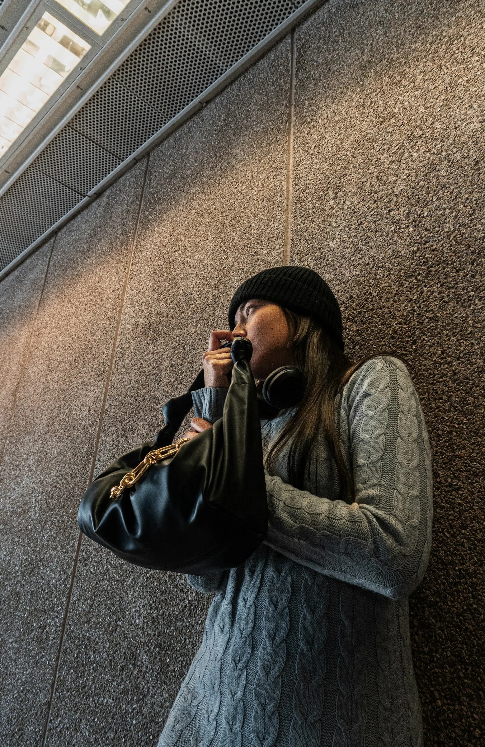 一个女人一边打电话一边拿着手提包