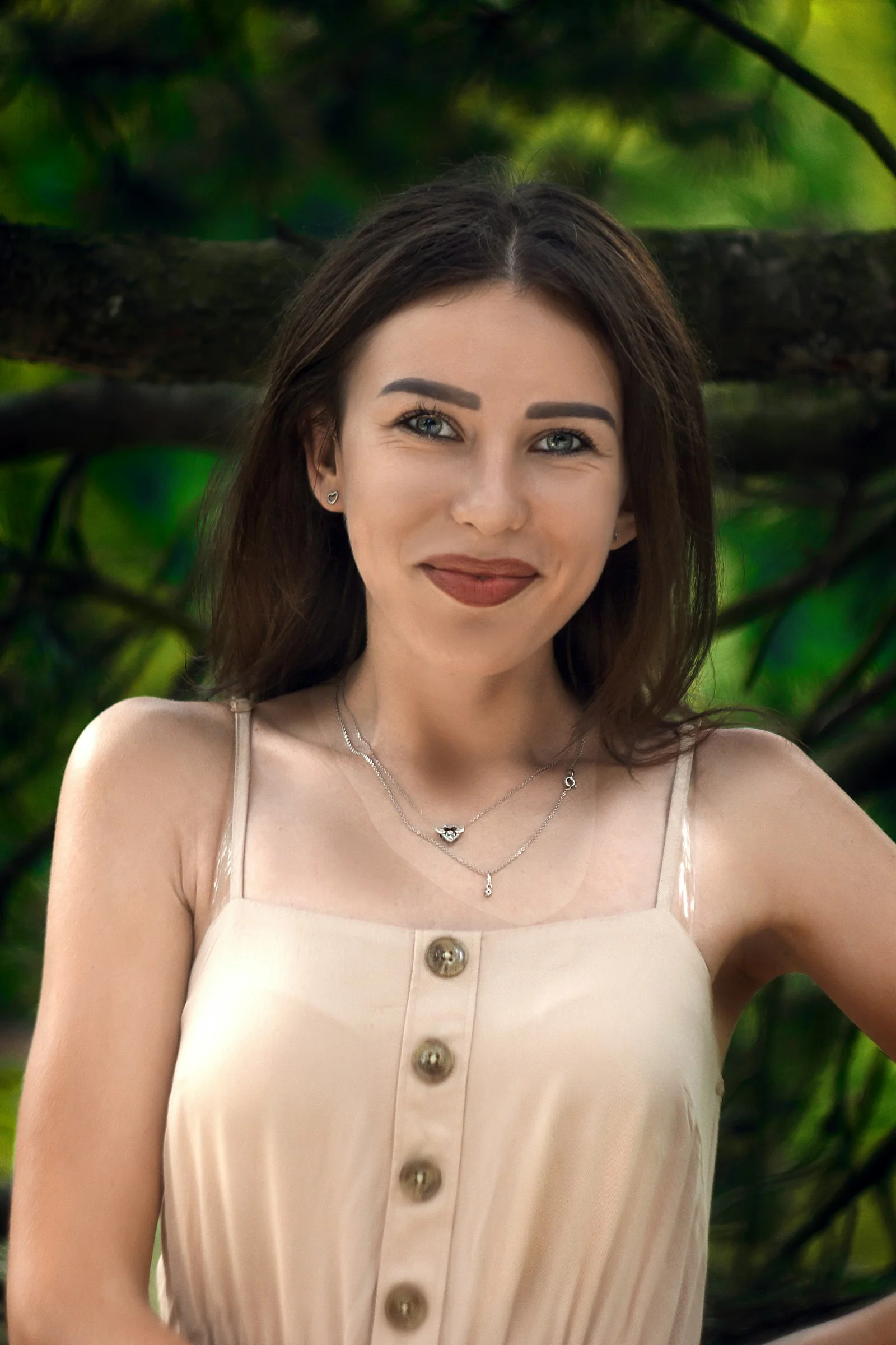 穿白色無袖上衣的女子