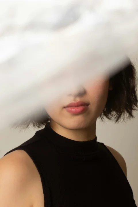 穿黑色无袖上衣的女人