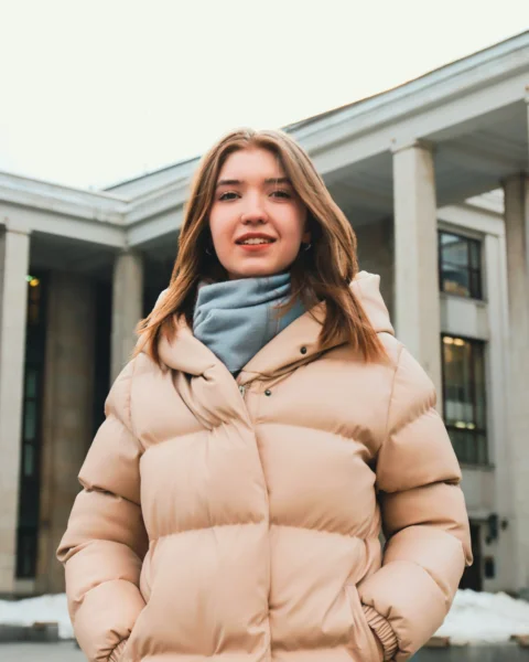 건물 앞에 서 있는 여성