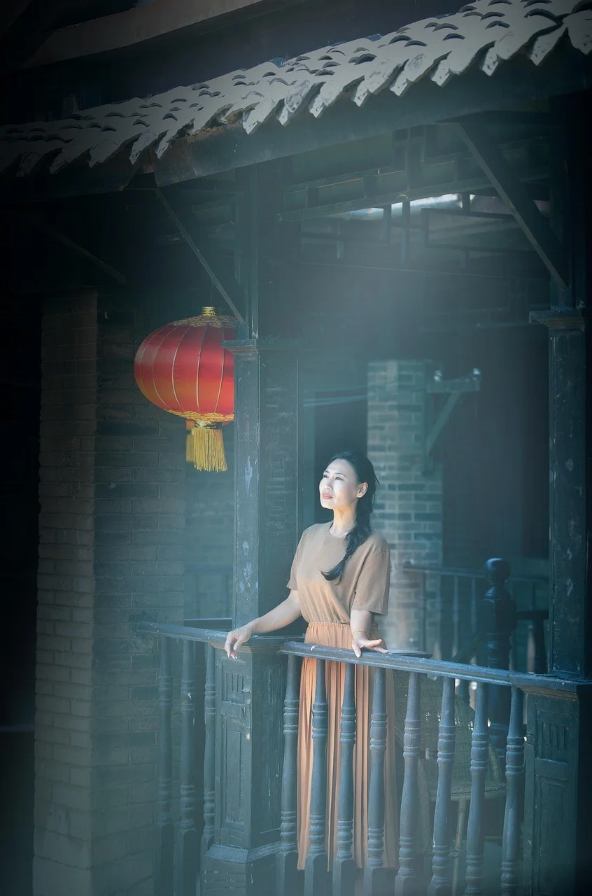 古い家、女性、廊下、中国提灯